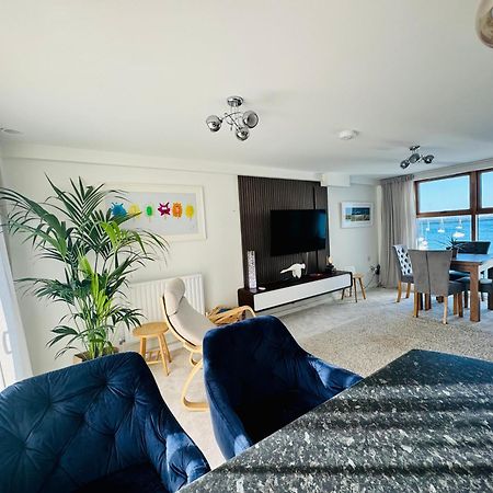 Marina Sea View Apt - Second Floor With Lift, Modern Holyhead Eksteriør billede