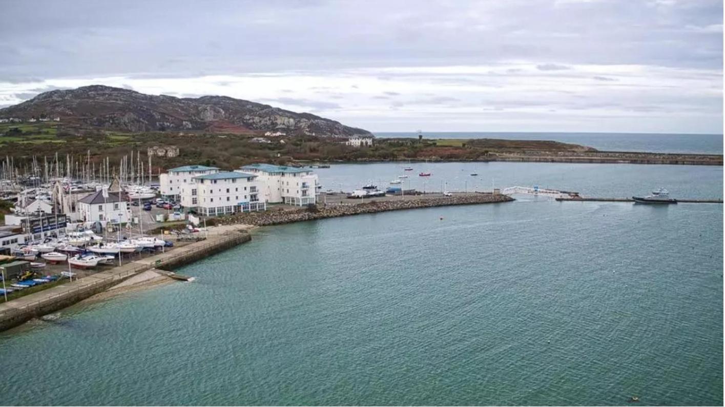 Marina Sea View Apt - Second Floor With Lift, Modern Holyhead Eksteriør billede