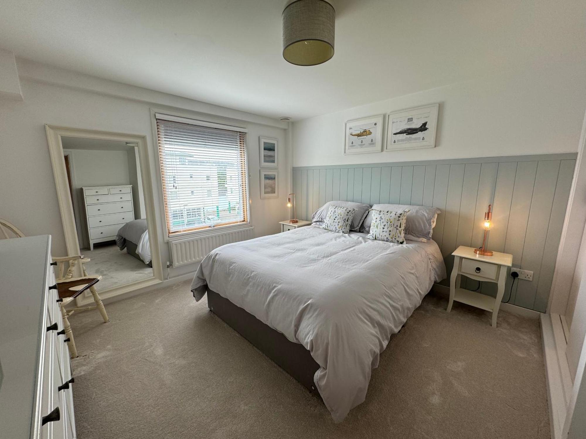 Marina Sea View Apt - Second Floor With Lift, Modern Holyhead Eksteriør billede