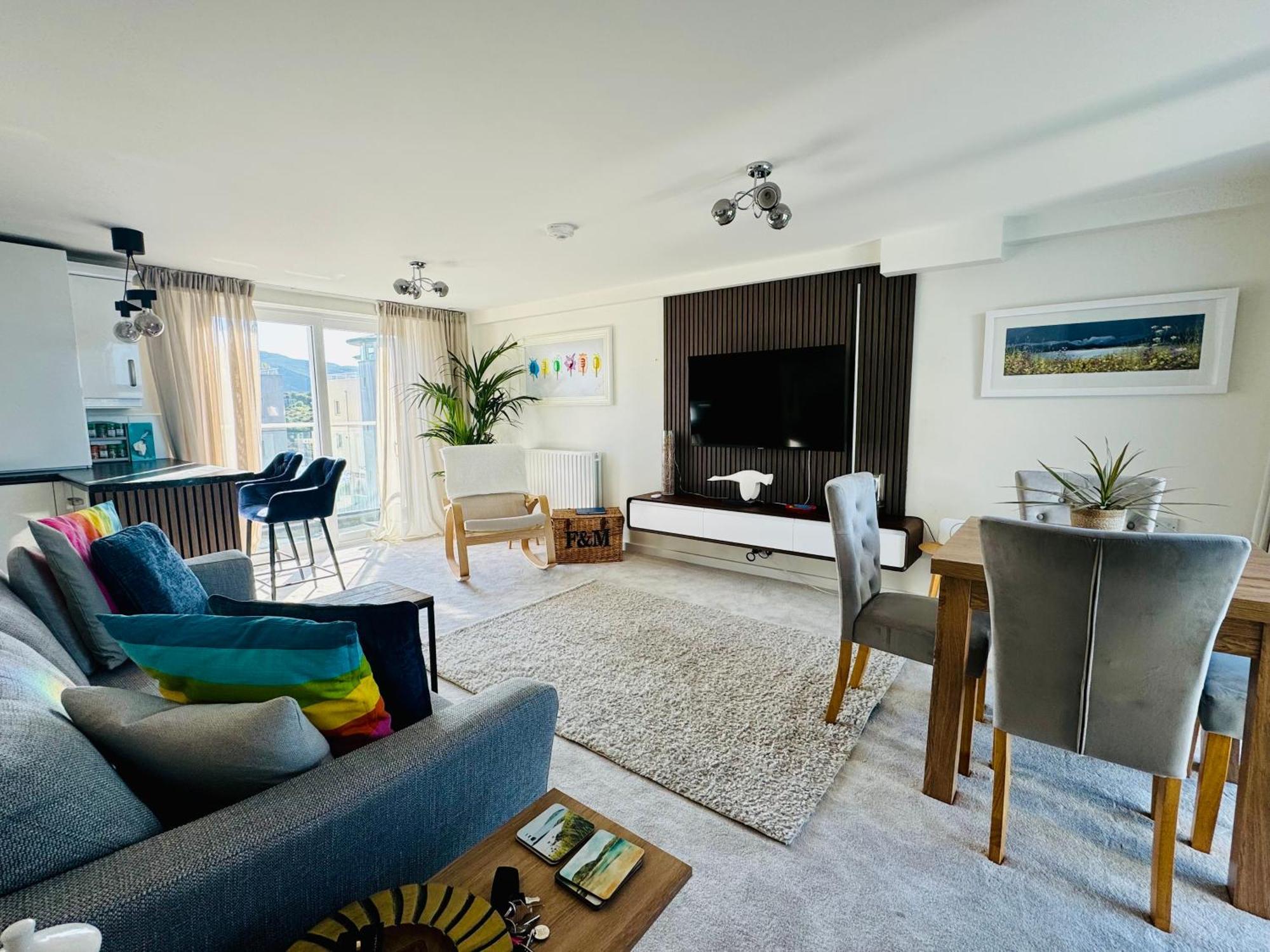 Marina Sea View Apt - Second Floor With Lift, Modern Holyhead Eksteriør billede