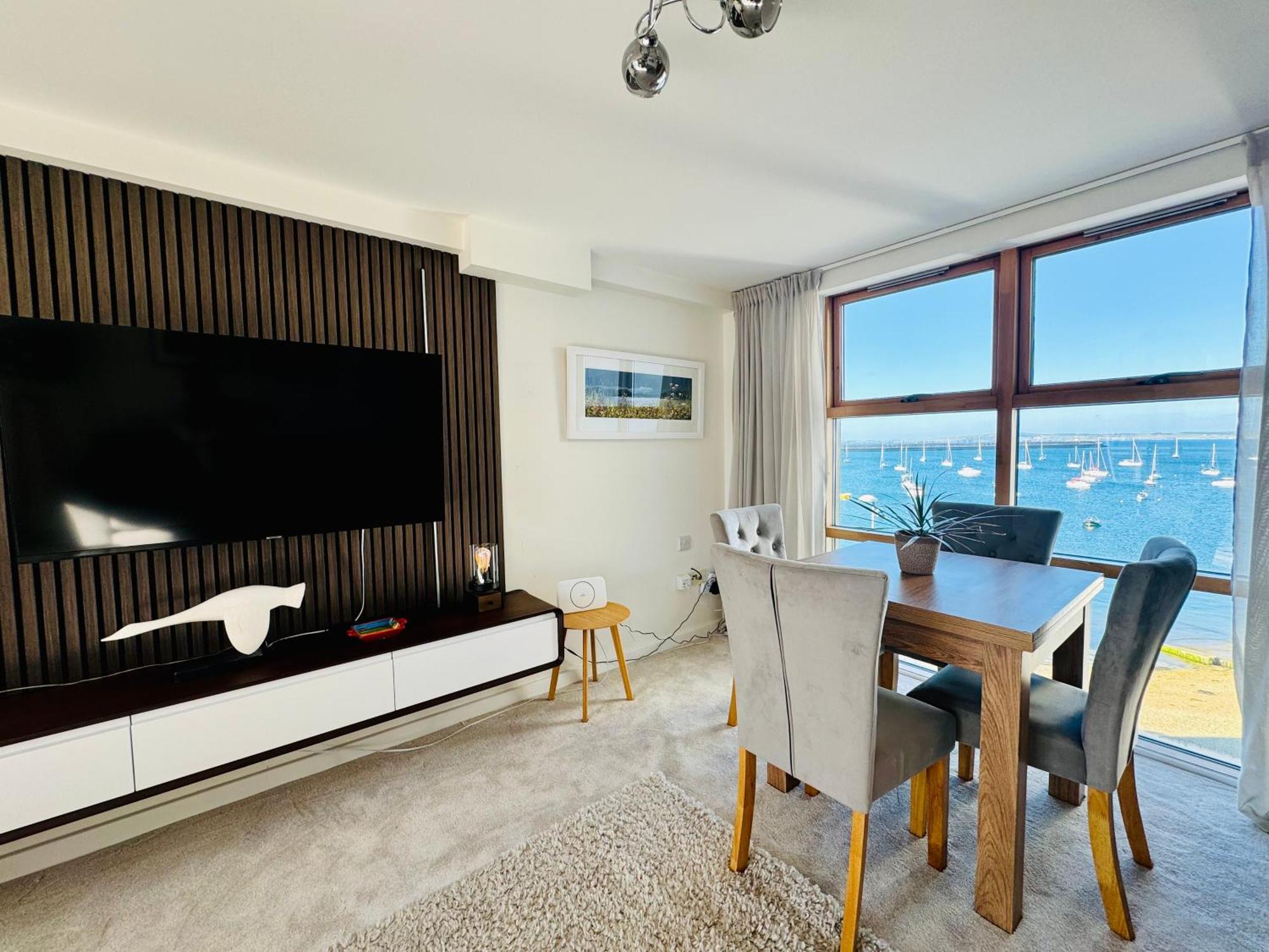 Marina Sea View Apt - Second Floor With Lift, Modern Holyhead Eksteriør billede