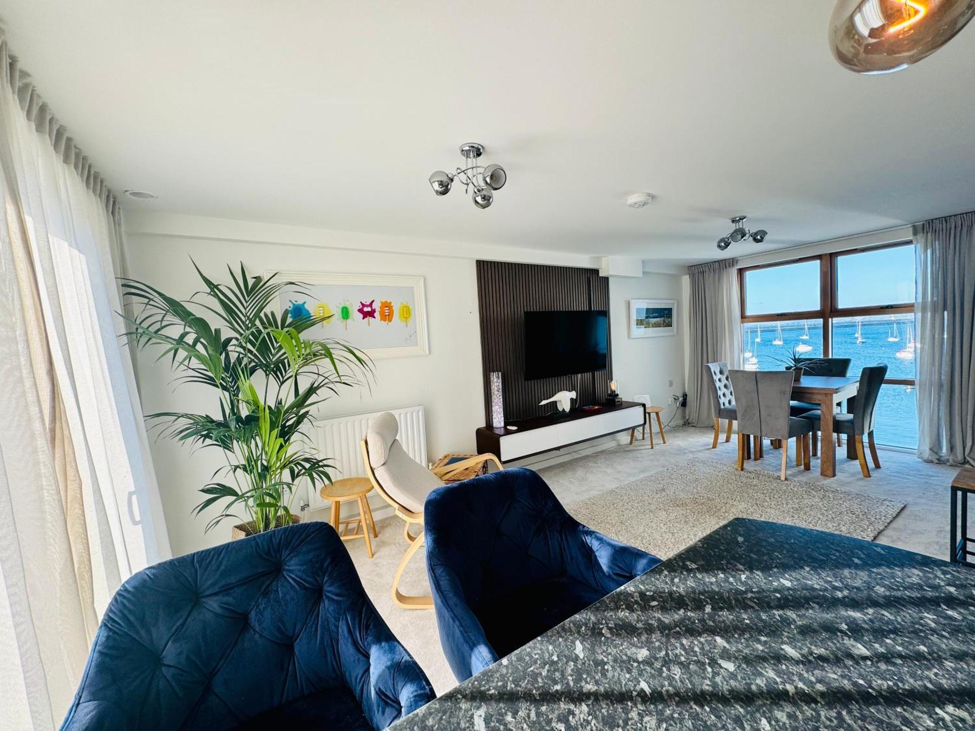 Marina Sea View Apt - Second Floor With Lift, Modern Holyhead Eksteriør billede